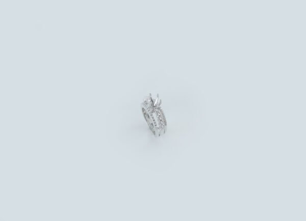 Elevated three line Solitaire holder