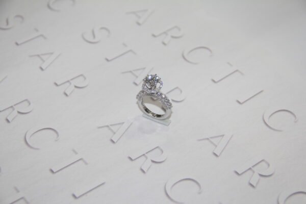 Single line solitaire ring